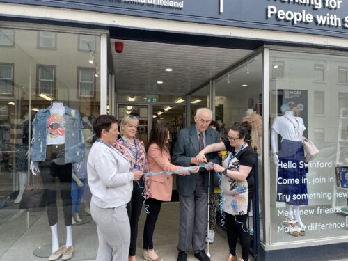 from left to right Linda Hannon, Tina Gavigan Connolly, Colleen Clarke, Patrick Byrne, Jessica Groarke cutting ribbon to op[en Swinford shop